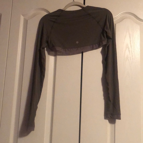 lululemon athletica Tops - LULULEMON LONG SLEEVE CROP TOP😱